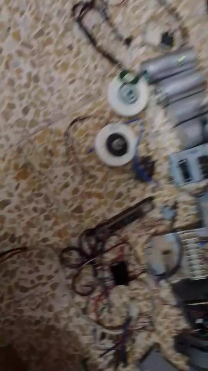 السلام عليكم عندي كيبلات مال سبالت للبيع+ريمونتات+قواعد أبيعهن شلع ما أبيع مفرد قيم وأخذ ما يرضي الله ***********

