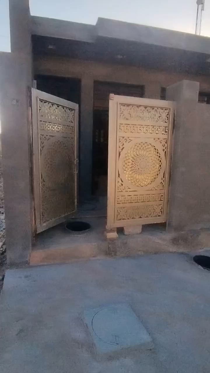 سلام عليكم البيع بيت زراعة في الشهداء البياع شارع سوق رضا 90 متر واجهه 5 نزال 18 بناء طابوق جديد اتصال على الرقم *********** وتساب ***********
