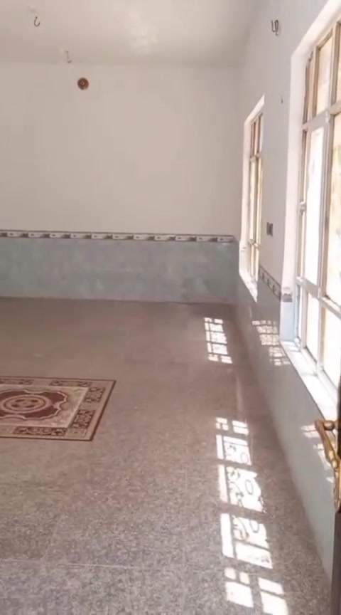 السلام عليكم دار للبيع طابقين في محافظه كربلاء المقدسة على طريق زوار الإمام الحسين عليه السلام طريق طويريج قريب على جامعة كربلاء فريحه نزلت سيد اسماعيل خامس فرع مساحته ١٧٠ متر الواجه 13 متر  ونزال 13 متر مضيف8ونص  4ونص  معزول مع صحيات مطبخ صاله كبيره 6ونص 4 غرفة النوم عدد 4 ثنين جوه وثنين طابق الثاني وصاله وصحيات عدد 2 الاستفسار اتصال على هذا الرقم  ***********
