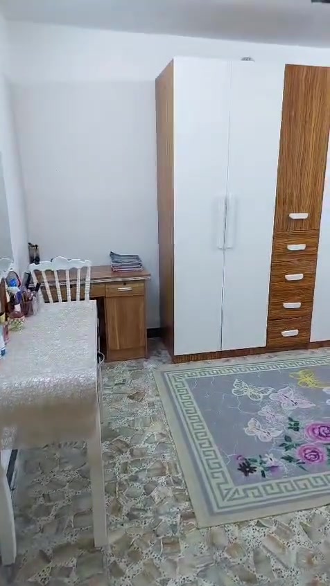 السلام عليكم  غرفه نوم تركي تردج اولى شبابيه  بدون سرير    السعر  350 الف مجال قليل التواصل واتساب على هاذ الرقم  ***********
