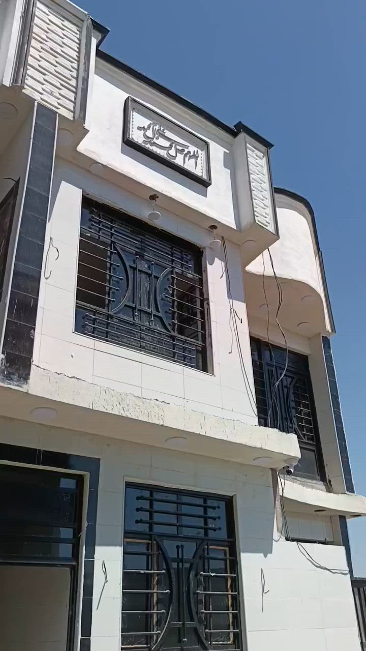 السلام عليكم
بيت الايجار بناء جديد  ما مسكون سابقاً
مساحة بيت 130 
طابقين بيه حديقة 
دار جاهز لسكن
الاستفسار الاتصال
***********

