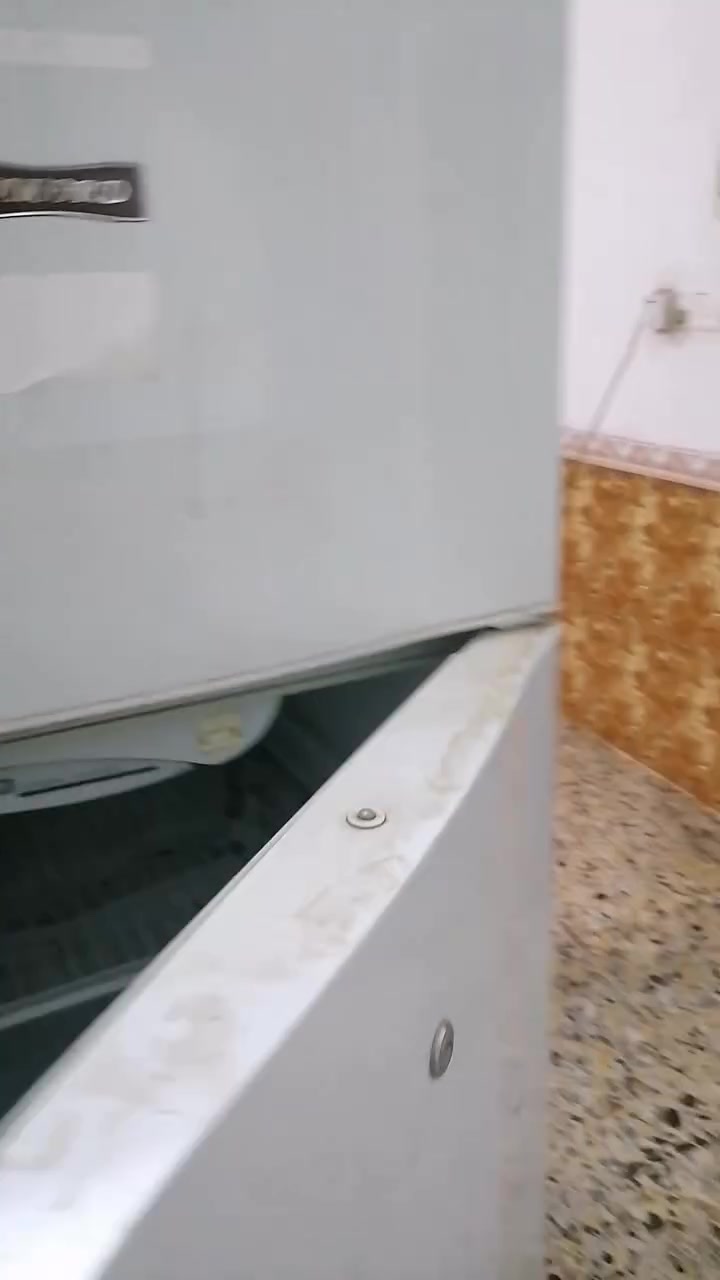 ثلاجه حجم ١٦ قدم شرط الفحص للبيع سعره ١٤٠ وبيه مجال اتصال هاتفي ***********
