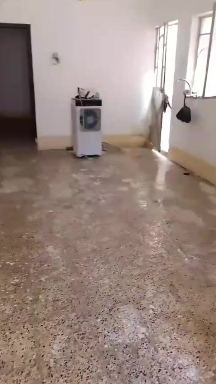 سلام عليكم
بيت للأيجار مساحه 100متر غرفه وصاله ومطبخ بي مدخلين مدخل ع صاله ومدخل ع مطبخ السطح ماله شتايكر وبي موطور وتانكي عدد 2 البيت كامل تئسيس بواري  جديد عنوان الحسينيه بضهر السوك الاول أيجار 350 الف بدون دلاليه الرقم ***********
