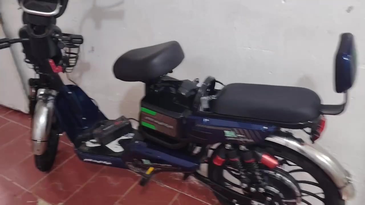 السلام عليكم دراجة شحن اربع دبلات خلفيه وربع بطاريات ٣ سرع دراجة جديد استعمال قليل والله ماخذيها ٥٠٠ و٥٠ رايدها ٣٥٠ مكاني جكوك هذا رقمي ***********
