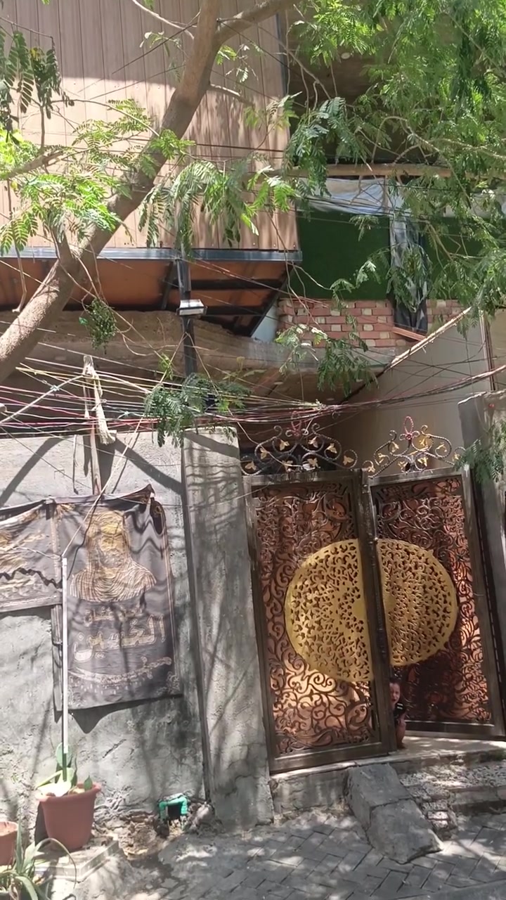 السلام عليكم بيت البيع  بغداد مدينة الصدر قطاع26
أول فرع أول بيت المساحه144 اربع غرف فوك 
***********
