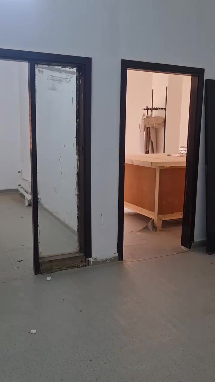 معمل خياطه للبيع او للايجار. المعمل يحتوي على ٣ ماكنات تگل، ماكنه ١ اوفر، مقص كهربائي حجم ١٠، ماكنة كوي مع شفاطه، ماكنة كبس الازرار. بالاضافه الى ميز فصال ط ٦،١٣م وعرض ١،٧٢م وارتفاع ١م. + احواض خشب عدد ٥. طول ١٢٢سم وعرض ٤٣سم وارتفاع ٧٠سم وعمق ٥٦سم. ومقاعد خشبيه عدد ٥ مغطات بالاسفنج والنايلون. طول ١١٧سم وعرض ٣٥سم وارتفاع ٥٣سم. وميز كوي طول ١٥٦سم وعرض ٨٩سم وارتفاع ١٠٨سم. المعمل عباره عن ثلاث غرف. المعمل مصبوغ حديثا والكهربائيات حديثه. النوقع باب المعظم في بداية شارع الجمهوريه.
***********.
