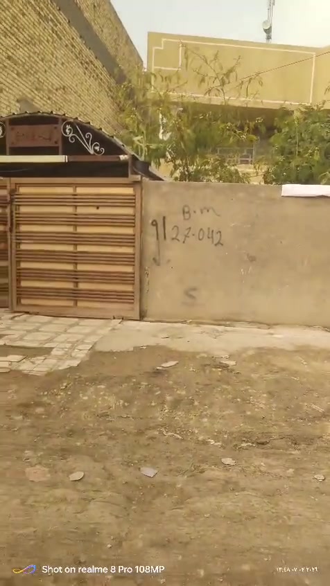 🏡 بيت للبيع

📍 العنوان: شارع 80، مقابل ألعاب أرض بابل، قرب أسواق سنتر الشيخ.

📐 المساحة: 267 م².

✨ مواصفات البيت:
• طابقان.
• الطابق الأول: صالة، مطبخ، كليدور، غرفة نوم، ومجمع صحيات.
• الطابق الثاني: 3 غرف نوم ومجمع صحيات.
• البيت مرتفع عن مستوى الشارع.
• حديقة كبيرة.

💳 طريقة الدفع:
• 70 مليون دينار عن طريق المصرف العقاري.
• القسط الشهري للمصرف: 390 ألف دينار.
• 95 مليون دينار تُدفع مباشرةً لصاحب الدار.

💰 السعر الكلي: 165 مليون دينار عراقي.

📞 للاستفسار والمعاينة:
***********
