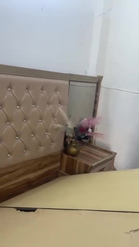 غرفه نوم من نوع الثقيل مستعجل على بيعتهه وبسعر مناسب جدا 350 الف مثل ما موضح بالفديو والصور عنواني بغداد الاعظميه تجيب عمال وتفصخه وتشيل ***********
