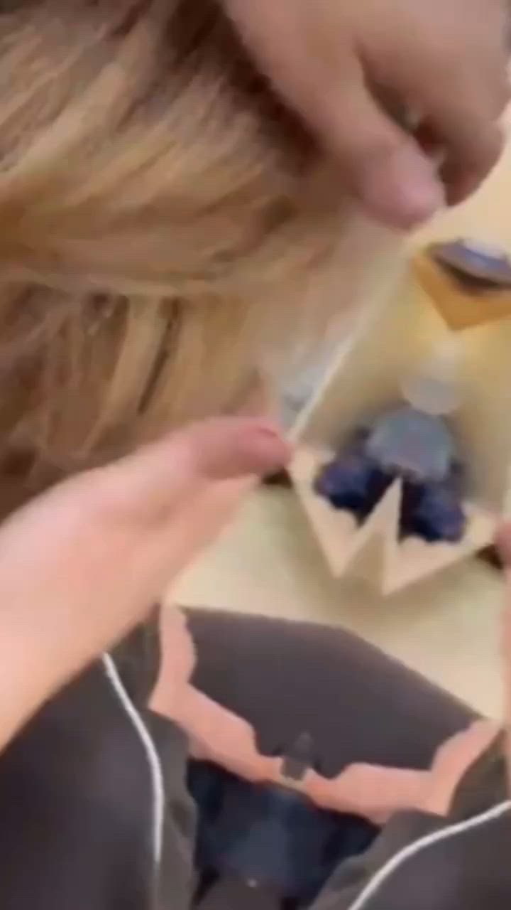 غيري لوكج.. وعيشي الحيوية والأناقة وية سنتر رؤيا! 💇🏻‍♀️✨

​شوفي دمج اللون الأشقر الزيتوني والقصة المدرجة اللي تفتح النفس! 😍 صبغة تفيض حيوية ولمعان وبدون أي لون برتقالي، وية قصة تبرز جمال شعرج وكثافته على إيد خبيراتنا المحترفات. 👑🔥

​📍 العنوان: بغداد - العطيفية - مجمع المصطفى (الطابق الأول) - مقابل محكمة براثا.
📞 للحجز (واتساب): *********** | *********** (أو راسلينا خاص وتدللين عيوني 💌).

​#سنتر_رؤيا #صبغات_شعر #قص_شعر #العطيفية #مجمع_المصطفى
