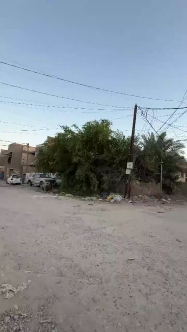 🏡 فرصة استثمارية مميزة في حي الجمعية – الحلة 🏡

متابعينا الكرام، اليوم نعرض لكم عقاراً مميزاً جداً في منطقة  الجمعية، يُعتبر من المواقع النادرة والمطلوبة داخل المنطقة.

📍 الموقع: حي الجمعية – الحلة
✅ المساحة: 365 متر مربع
✅ العقار ركن ويقع على شارعين
✅ الشارع الأول بعرض 15 متر ويؤدي إلى ياسر الإسكندر
✅ الشارع الثاني بعرض 30 - 40 متر ويؤدي إلى مركز حي الجمعية
✅ قريب جداً من الجمعية والخدمات الرئيسية

📐 تفاصيل العقار:
▪️ الواجهة: 18.5 متر تقريباً
▪️ النازلة: 20 متر تقريباً
▪️ موقع مميز محاط بمنازل حديثة وراقية
▪️ من الصعب جداً الحصول على عقار بهذه المواصفات وعلى شارع رئيسي بهذا العرض داخل الجمعية

📄 الملكية:
▪️ العقار مسجل باسم الوالد
▪️ جميع الورثة موافقون على البيع
▪️ قابل للتحويل المباشر

💰 إمكانية البيع:
✔️ بيع كامل المساحة
✔️ أو بيع نصف المساحة حسب رغبة المشتري

📞 للاستفسار والحجز:
مراجعة مكتب سجاد سامي للاستثمار العقاري
📍 الحلة – حي الحسين – مجاور حلويات لبنان

📱 *********** (متوفر واتساب)
📱 *********** – أبو سامي

✨ نستقبل جميع العروض السكنية والتجارية في محافظة بابل.
