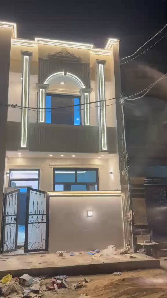 للبيع بيت مساحه 70م شارع زين العابدين 
عرض الشارع 12م  
بناء حديث طابقين  مواصفات درجه اولى 
الارضيه مرمر  
الطابق الاول صاله مطبخ صحيات  وغرفه نوم  
الطابق الثاني غرفتين نوم كبيره وصحيات  
للاستفسار  مكتب منير درويش للعقار 
***********
