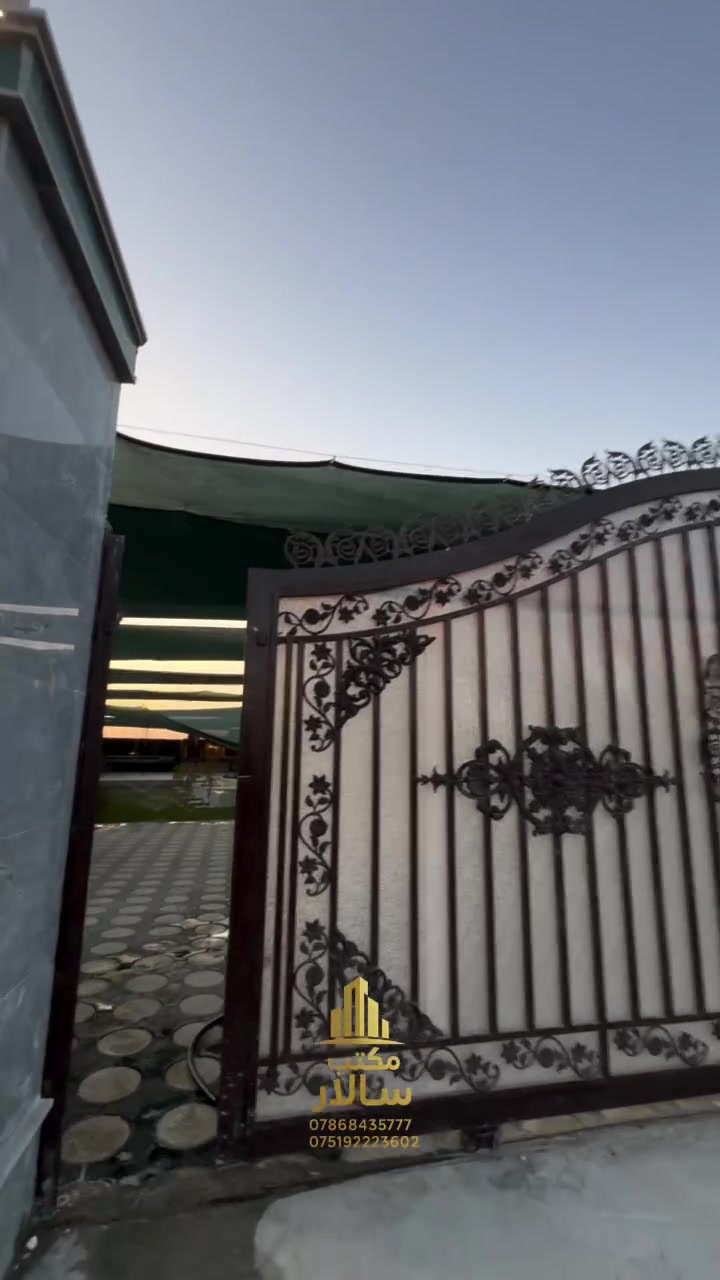🏡 للبيع – فيلا فاخرة داخل مجمع متكامل

📍 الدورة – عرب جبور، قرب سريع اليوسفية
تبعد حوالي 8 دقائق فقط.

✨ مجمع جاهز بالكامل بخدمات متكاملة:
✔️ تبليط
✔️ ماء
✔️ كهرباء
✔️ سند طابو زراعي (25)

🏠 فيلا بمساحة 1800 م² (ركن) مكونة من طابقين، وتضم:

* 3 غرف نوم (سويت)
* استقبال مفتوح على المطبخ
* صالة في الطابق الثاني
* إطلالة جميلة على المجمع والحدائق

🌴 المرافق الخارجية:

* جلسة خارجية مميزة
* ركن للشواء (باربكيو)
* مسبح رئيسي (5 × 15 م)
* مسبح أطفال
* نافورات داخل الحديقة

📞 للاستفسار: ***********
