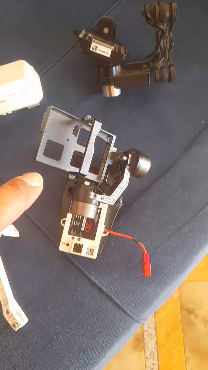 يبدو أن هذا جيمبال (Gimbal) ثلاثي المحاور مصمم للطائرات بدون طيار (درون)، ويستخدم لتثبيت الكاميرا أثناء الطيران.الجهاز يشتمل على محركات بدون فرش (Brushless Motors) لضمان حركة سلسة وثابتة.يتضمن وحدة تحكم وبطارية صغيرة خاصة به، مما يشير إلى إمكانية استخدامه كجزء من نظام طائرة بدون طيار (UAV)


**إذا كنت صاحب هذا الإعلان وتريد حذفه لأي سبب، رجاءا أرسل رسالة إلى الدعم الفني**