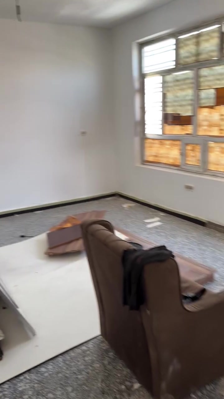 شقه لليجار ١٠٠ وعشرين متر ركن تصلح عياده او سكن نضيفه حيل الموقه السريدات الجديده الصباغ جاي يشتغل بيها ***********
