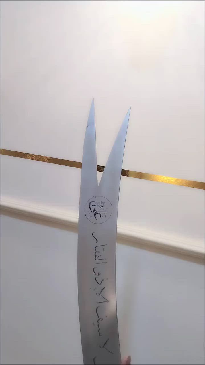 #حمودي_أنتيكه✅
​⚔️ س يف "ذو الفقار" | عراقةٌ وفخامةٌ في منزلك ⚔️
​أضف لمسةً من الهيبة التاريخية إلى جدار استقبالك مع س يف "ذو الفقار" الاستثنائي، قطعة صُممت لتلفت الأنظار وتعبّر عن ذوقك الرفيع.
​✨ مواصفات القطعة:
​صناعة تركية متقنة: بجودة عالمية وتفاصيل دقيقة. 🇹🇷
​نصل من الفولاذ الأصلي: منحوت ببراعة وفنّ. 🗡️
​مقبض متين: من خشب الصاج الطبيعي، مصمم بقطعة واحدة مع النصل لضمان القوة والتناغم. 🪵
​🛡️ خيارك الأمثل لمن يبحث عن الفخامة والتميز في ديكور منزله.
​🚚 نصلك أينما كنت:
خدمة التوصيل متوفرة لجميع محافظات العراق. 🇮🇶
​📩 للحجز والاستفسار:
تواصلوا معنا عبر مراسلة الصفحة، أو عبر الواتساب:
📲 ***********
​متجر حمودي أنتيكه.. حيث الفخامة تجد عنوانها.
