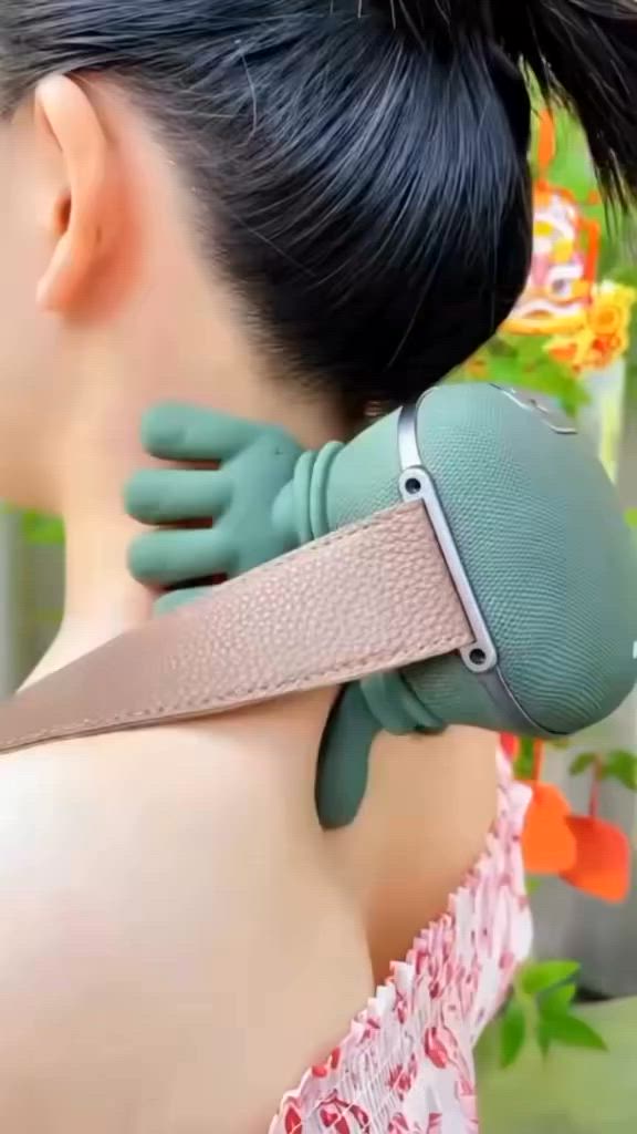 هو جهاز تدليك لاسلكي مصمم خصيصاً لمنطقة الرقبة والأكتاف. يتميز الجهاز بتصميم رؤوس تدليك تحاكي ملمس "الأصابع البشرية" لتوفير تجربة تدليك عميقة للأنسجة (Deep Tissue) تساعد في تخفيف توتر العضلات وتيبس الرقبة. 
 المواصفات الأساسية للجهاز: 
وظيفة التدفئة (Heating function): يوفر الجهاز حرارة ثابتة (غالباً ما تكون حوالي 42 درجة مئوية) لتعزيز الدورة الدموية وزيادة فاعلية التدليك. 
3 سرعات تشغيل: يمكن الاختيار بين ثلاث مستويات مختلفة من السرعة والقوة لتناسب احتياجاتك. 
أحزمة ثابتة (Fixed straps): تصميم يسمح بارتداء الجهاز وتثبيته حول الرقبة بشكل مريح، مما يجعله مناسباً للاستخدام "بدون استخدام اليدين" في المنزل أو المكتب. 
نوع الشحن (Charging type): يتم شحنه عبر منفذ USB Type-C، وهو المعيار الحديث والأكثر شيوعاً. السعر 50.000 والتوصيل مجاني 😍🔥 #العراق #تدليك #توتر #مبيعات #راحه


**إذا كنت صاحب هذا الإعلان وتريد حذفه لأي سبب، رجاءا أرسل رسالة إلى الدعم الفني**