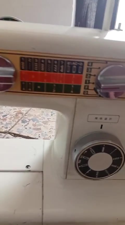سلام عليكم مكينه خياطه نضيفه و جديده الاستفسار هاذه الرقم***********

