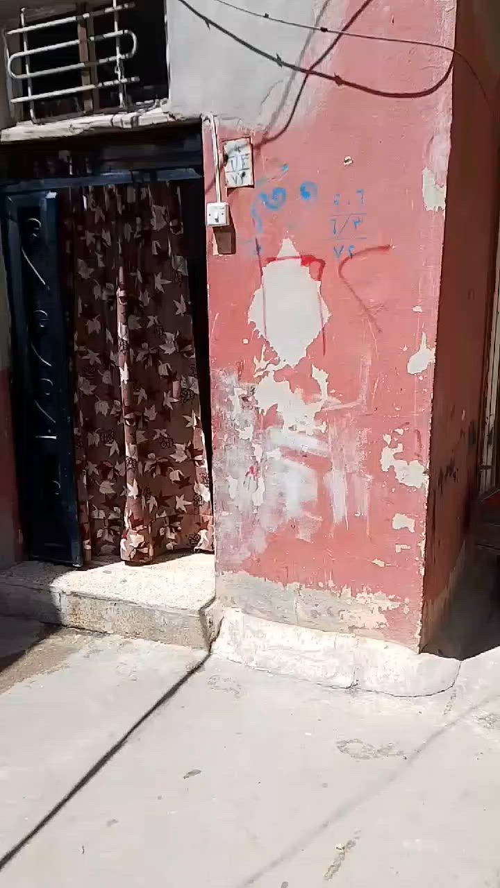 دار معروض للبيع في منطقه باب البيض خلف جامع الزواني المساحة 56متر طابقين يتكون من 3غرف ومشتملات الاتصال على الارقام ***********=***********=الدلال أبو حمزه
