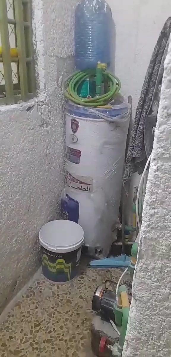 بيت ٥٠ متر قاطين بناء حديث بالدسيم قرب السوق فرع اسواق تبارك بيت جاهز من كلشي مناقصه شي لسطح شتايكر كهرباء مي مجاري تبليط لغرفه لفوك ما صورتها لان لعائله بيها استفسار عالخاص او واتساب ***********
