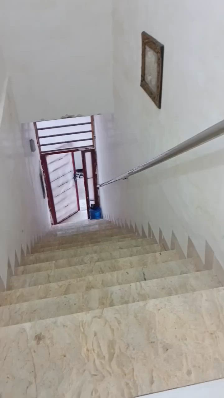 عماره تجاريه 🔔🟥🟥 3 طوابق المساحه 125م الطابق الاول محلات وطابقين شقتين بناء حديث ومرتب مقابيل السوق الشعبي يم الصوره حي الغدير للاستفسار اكثر على الرقم ***********🔔🔔
