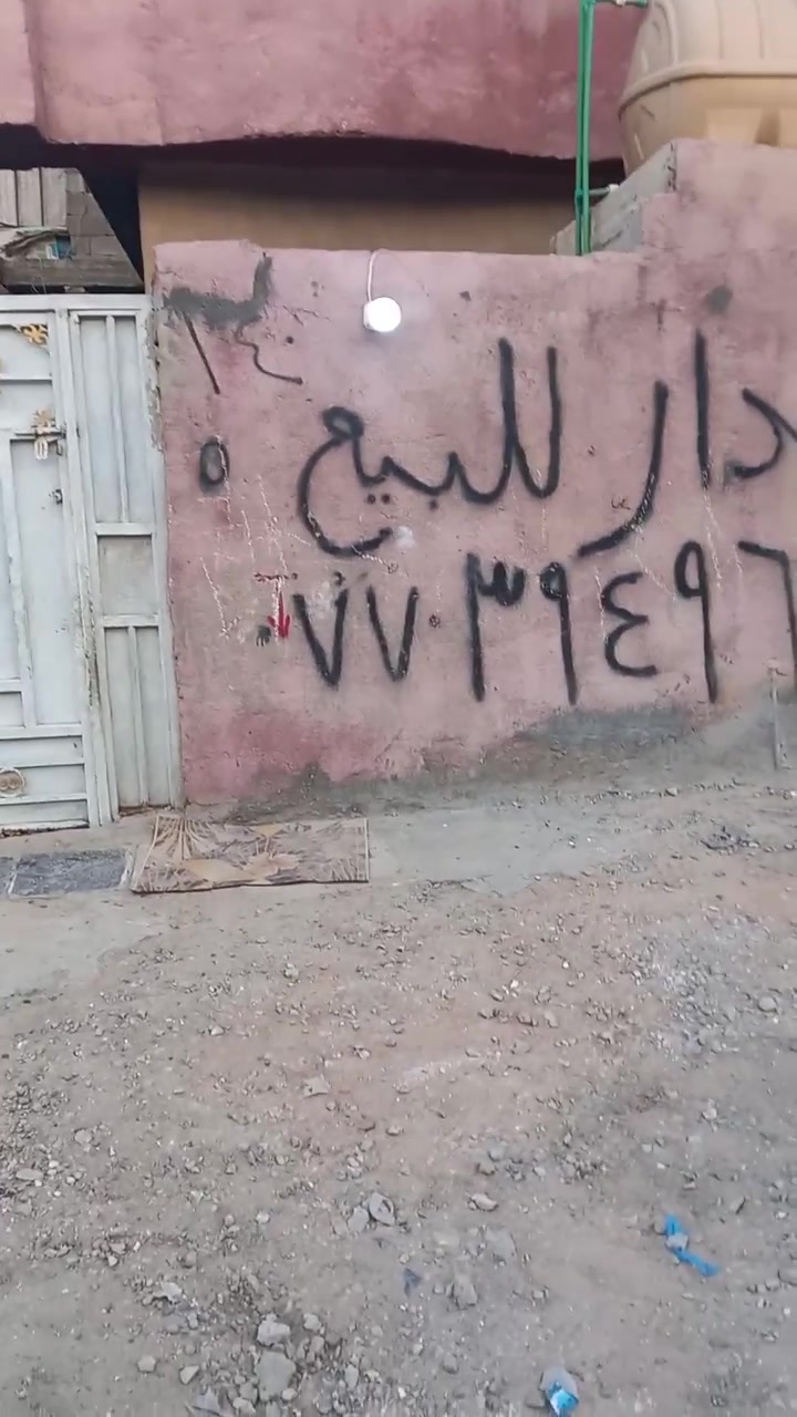 سلام عليكم بيت للبيع بحي البساتين من جهه القناه فتحه الثانيه ١٠٠ متر قرب ابو عبد العضيم ابو المولده البيت استقبال ومطبخ وحمام وتواليت حولي وترك وغرفه قاط الثاني غرفه بلكونه مطبخ بيتونه صطح السعر ٦٠ وبي مجال واتساب ***********