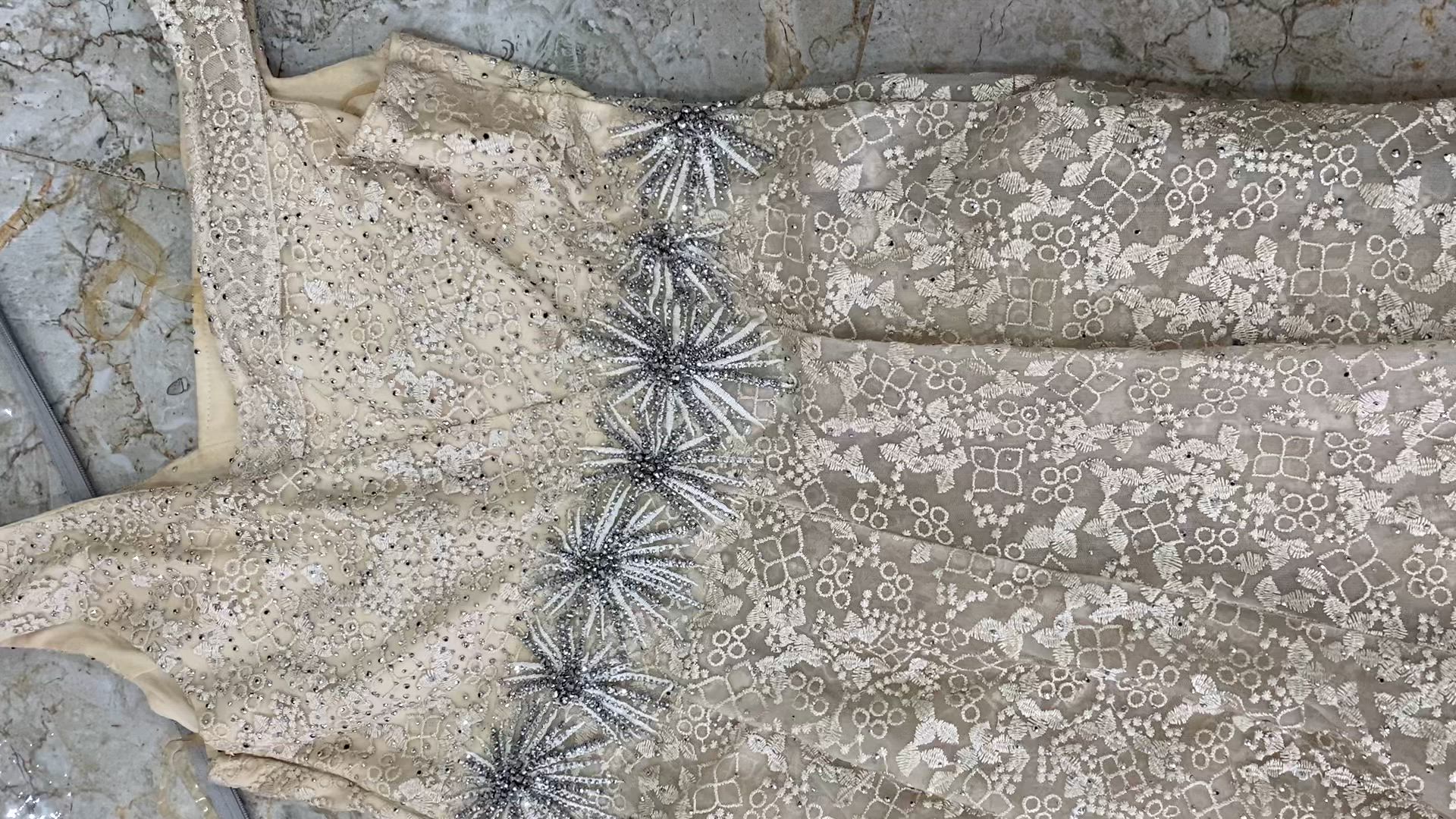 بدله اعراس فخمة 

🌸 جديد ولم يُلبس.
💎 تطريز فاخر مع خرز ولمعة أنيقة.
🎀 اللون: شامبين / بيج فاتح.
📏 المقاس: (اكتبي المقاس إذا تعرفينه).
💰 السعر: 300 ألف دينار.
📍التسليم: (اكتبي منطقتج).
📩 للحجز والاستفسار مراسلة خاص