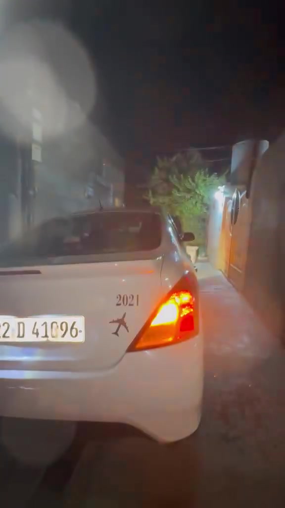 نیسان لاکشمیبای 2021 سەیارەکە دوو قۆپی بچووکی هەیە لەگەڵ جەمپەکی خەفیفی پشتەوە سەیارەکە یەک دەستە بەناوی خۆمە سعر:105$ رەقەم تەلەفۆن:***********
