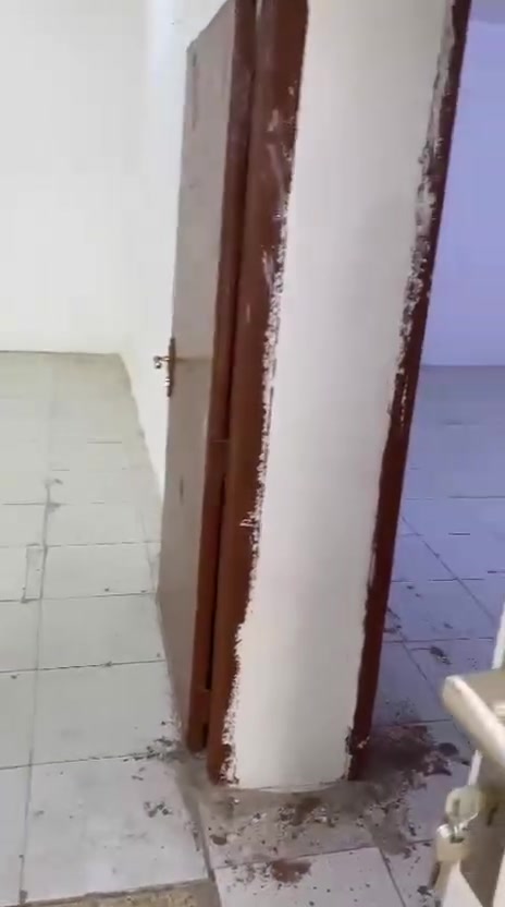 شقه للايجار غرفتين وصاله ومطبخ وصحيات ودرج معزول وسطح الصالحيه الشارع العام السعر 300
للاتصال ***********
***********
