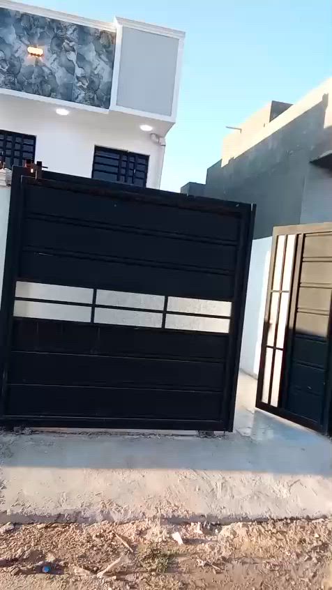 السلام عليكم بيت للبيع حي المهندسين مساحه ٢٠٠ متر بناء حديث كافة الخدمات موجوده ماي كهرابه تبليط مدارس مستشفى. غريبه عليه السعر ٦٣ بي مجال الشراي يتصل اللاستفسار اتصال *********** مراجعه مكتب النوارس ***********
