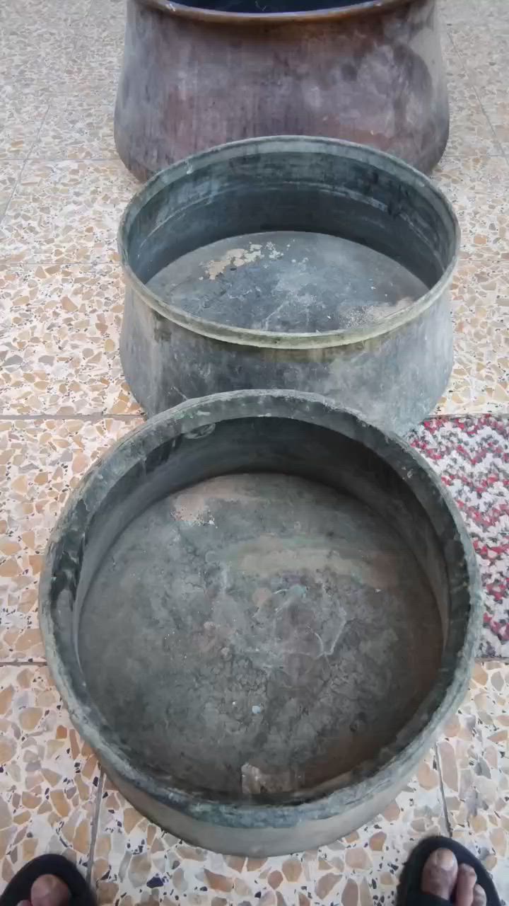 صفاري نحاس احمراحجام كبيره واوزان ثقيله صالح للطبخ المكان البصره لايوجد توصيل محافظات رقمي ***********واتساب
