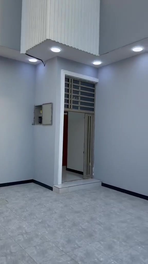 متوفر بيت بناء حديث فول درجة اولة شارع النجار يبعد عن شارع العام250م المساحة 200م 2غرف ديوانية استقبال حمام داخلي خارجي حديقة كراج السعر 92 للتفاوض للتواصل ***********
