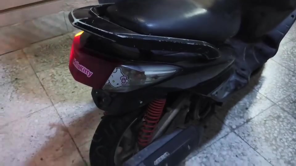 سلام عليكم دراجه سكنس فحل للبيع دراجه تشتغل بس مكينته ضعيفه رحت لمصلح يكلي بلكات واني ما عندي فلوس تصليح رايده 350 وبيج مجال حك جيه 
مكان بغداد شعب حيدر مصريه   ***********
