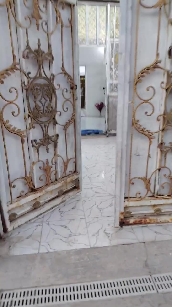 بيت للبيع نهاية شارع 60 طابو 25
المساحه 150متر
يبعد عن شارع 30متر
يحتوي ع غرفتين +صاله+استقبال +مطبخ
صحيات خارجيه وداخليه
مثل مموظح بل مقطعه 
رقم تلفون
***********

