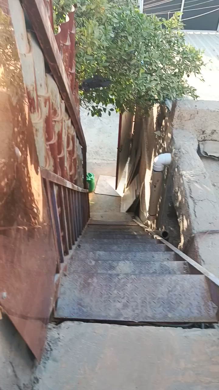 السلام عليكم دار للايجار في منطقه الربيع طابق ثاني يحتوي  على ثلاث غرف نوم مطبخ صحيات  صطحين مكان الزعفرانيه في منطقة الربيع طابو صرف ايجارها 350 الف الاستفسار على الرقم ***********
