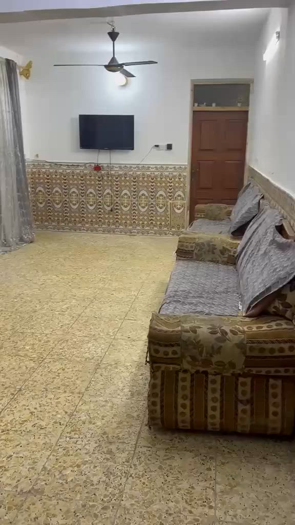 سلام عليكم بيت للبيع 280 متر ركن واجهيه ٩،٥ ونزال ٢٩،٥ طابقين كراج استقبال مطبخ صالة غرفة النوم وصحيات طابق الثاني غرفتين وصاله وبيتونة ب ٩٢وبي مجال
الاستفسار ***********
