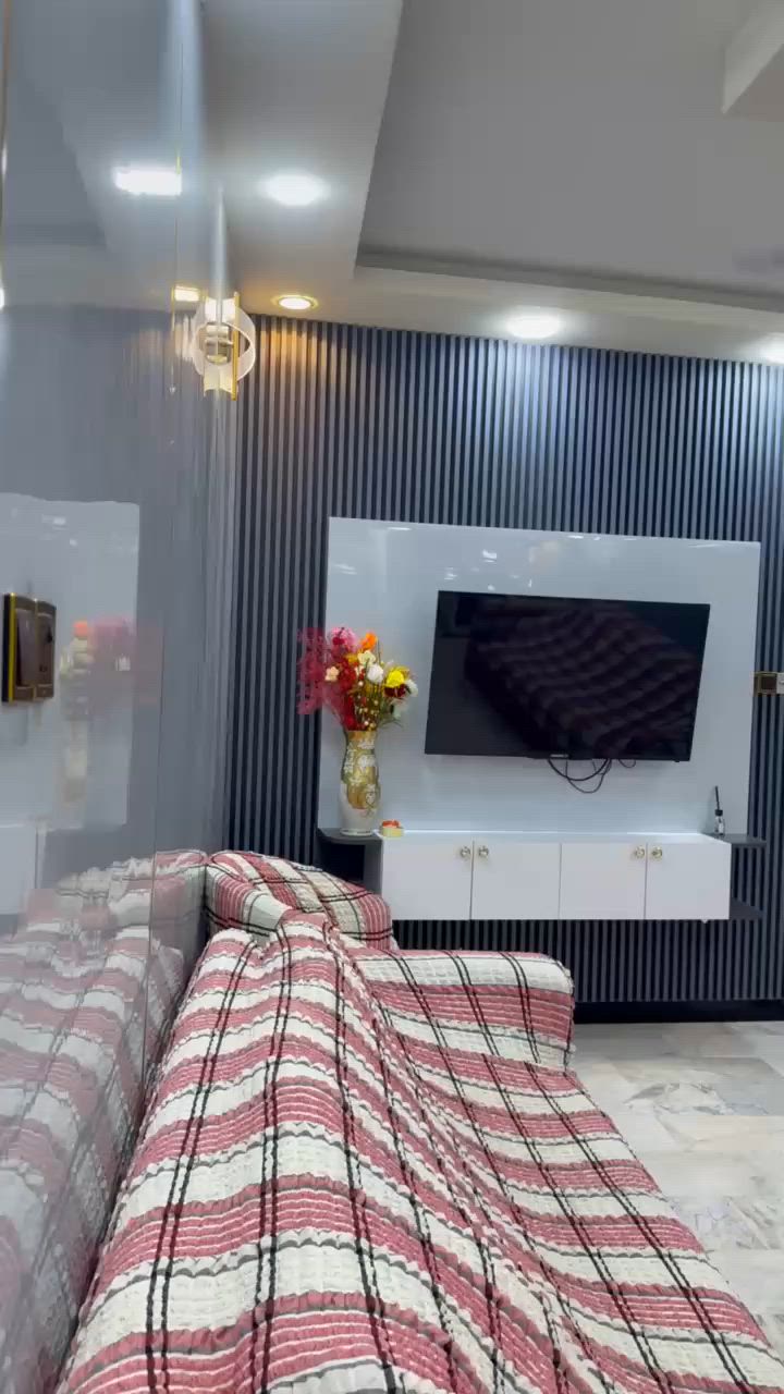 سلام عليكم دار 50 متر طابقين طابوق جمهوري بناء درجه اولا مقابل مستشفي الكفيل حي النواب ثالث بيت عن الشارع العام مع الاثاث***********

