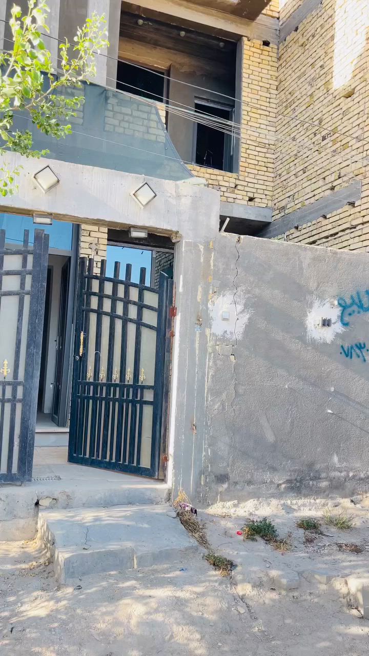 دار للبيع مساحة 200 م طابقين الموقع حي الشهداء قرب جامعة العين البناء حديث ***********
