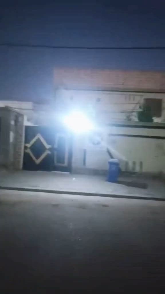 بيت 220 م من اصل 380 عرصه مقسمه 3 بيوت   بلديه معامله كامله باسم موضف باقيه ع التقييم طابقين نضيف غرفتين جوه وصاله واستقبال ومطبخ وحديقه الطابق الثاني غرفتين وصاله سقوف ثانوي وبورسلين والارضي كاشي السعر 95 مليون بي مجال قليل للاستفسار اكثر ***********
