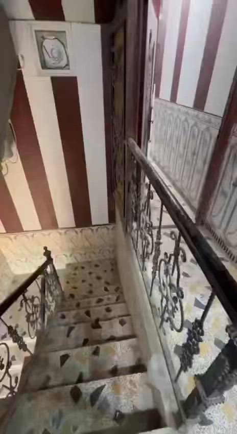 السلام عليكم شقه طابق اول في حي المهندسين قرب جاسم ابو لتريلات تحتوي علا دوانيه وصاله ومطبخ وغرفتين منام وصحيات السعر 450قابل للتفاوض للتواصل ***********
