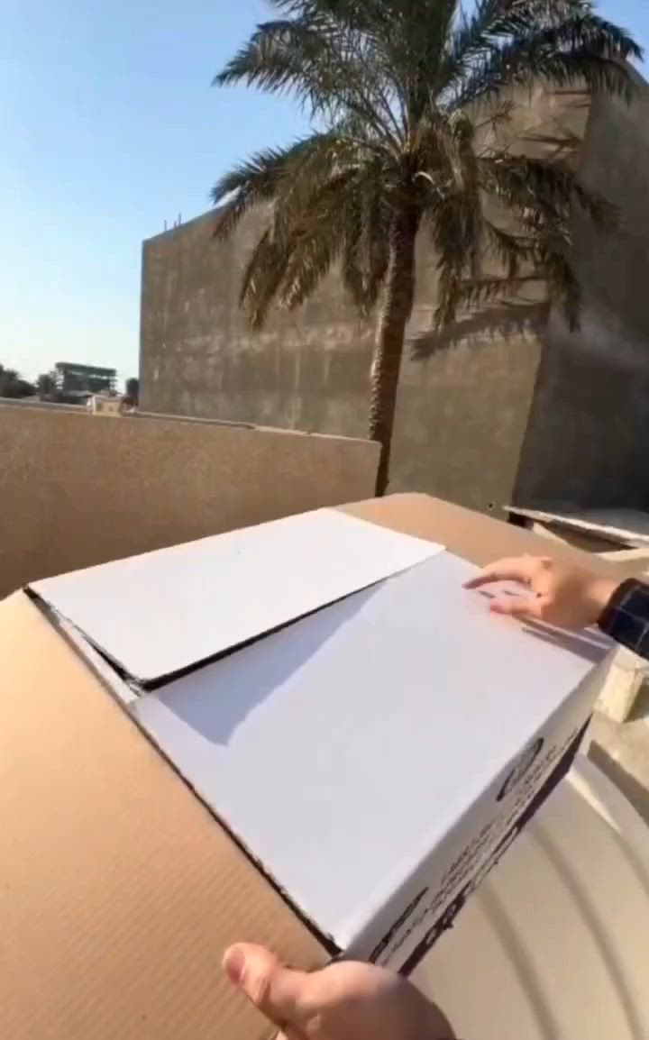 جهاز تبريد مياه الخزانات
الاستخدامات

جهاز Easy Cooler هو جهاز تبريد مبتكر يستخدم لتقليل درجة حرارة الماء وتوفير هواء بارد ومنعش في المناطق الحارة. يعتبر هذا الجهاز الحل الأمثل للاستخدام لخزانات المياه لانه يوفر تبريد سريع وفعال. يمكن استخدامه في المنازل، المكاتب، المحلات التجارية، وأماكن العمل.

المميزات

التصميم العصري:

جهاز تبريد Easy Cooler يتمتع بتصميم عصري مدمج، مناسب لجميع أنواع الخزانات.

الطاقة والكفاءة:

يعمل الجهاز بربع امبير فقط.

يعمل الجهاز باستخدام سلك كهربائي بقدرة تصل إلى 150 سم

مما يوفر سهولة في التحريك والتوصيل بالمقابس الكهربائية.

يتميز بكفاءة عالية في تبريد الهواء بسرعة.

مؤشر درجة الحرارة:

يحتوي الجهاز على شاشة رقمية لعرض درجة حرارة الماء بشكل دقيق، مما يساعد المستخدمين على متابعة درجة حرارة المياه المتدفقة.

سهولة الاستخدام:

يحتوي الجهاز على زر تشغيل وإيقاف يسهل تشغيله وإيقافه. كما يتمتع بتصميم مريح لضمان الاستخدام الطويل دون أي تعب أو مجهود.

مواد عالية الجودة:

الجهاز مصنوع من مواد بلاستيكية متينة وموثوقة (ABS)، مما يضمن عمرًا طويلاً وأداءً عاليًا.

محتويات الصندوق

جهاز تبريد Easy Cooler

سلك كهربائي ببطارية (طول 150 سم).

الملاحظات

يمكن تشغيل الجهاز في أي مكان مع توفر الكهرباء.

الجهاز مناسب للاستخدام مع الخزانات الكبيرة و الصغيرة التي تحتاج إلى تبريد الماء في الصيف.

تأكد من تنظيف الجهاز بانتظام لضمان أداء ممتاز.

تأكد من عدم غسل المنتج

القياسات:

الكارتون:

الطول: 50 سم  العرض: 50 سم  الارتفاع: 23 سم.

المنتج:

القطر: 46 سم  الارتفاع: 22 سم

طول سلك الكهرباء: 150 سم

طول سلك قياس درجة حرارة الماء: 90 سم
السعر ١٠٠ الف وتصويل.جميع المحافظات مجاني


**إذا كنت صاحب هذا الإعلان وتريد حذفه لأي سبب، رجاءا أرسل رسالة إلى الدعم الفني**