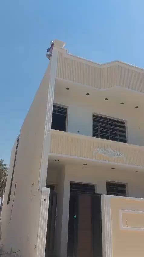 سلام عليكم  (للبيع )
بيت 3طوابق ركن شارع 🛣️المركز🚨
شغل درجة اولى 
مساحة ٧٨م قيد الانشاء 👷‍♂️
كهرباء ⚡️منضومة كامرات📷 + منضومة انترنيت 🛜
الطابق الاول يحتوي
استقبال 💁‍♂️+مطلخ 🧑‍🍳+صحيات 🛁+ غرفة نوم🛏️💤
الطابق الثاني يحتوي 
غرفتين نوم 🛏️💤+صحيات🛁
الطابق الثالث مخزن بيتونة
ملاحضة تسليم البيت مفتاح 🗝️
الأستفسار اتصل ☎️
***********
