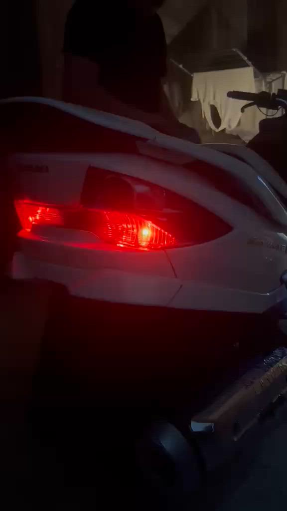 سكاي ولف محرك 250 سيسي 
دراجة كاملة مكفولة محرك وكربائيات بلادية بل كامل 
ملاحضاتها كفرات يرادلهن تطبيك 
عارضها سابقا ب 850 الف 
هسة نزل السعر بسبب البصمة مالتها ضاعت ومالي خلك اروح اسويها ابيع على حطتها 
725 وبيها مجال للشراي 
مكانها بغداد البياع التواصل *********** او راسل على الخاص
