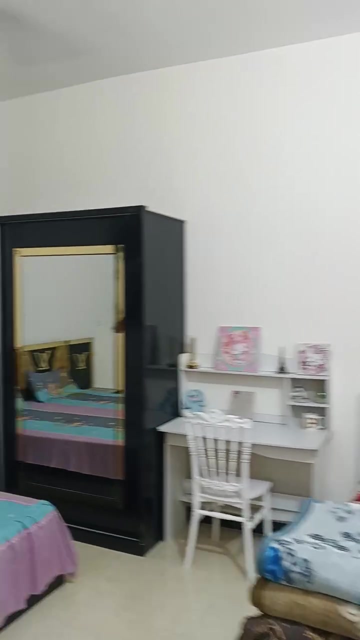 سلام عليكم بيت للبيع بالامين الثانيه قرب شبكه الكهرباء بيت 100 متر واجه 5نزل 20 طابقين ومخزن فوك رقم *********** للتواصل
