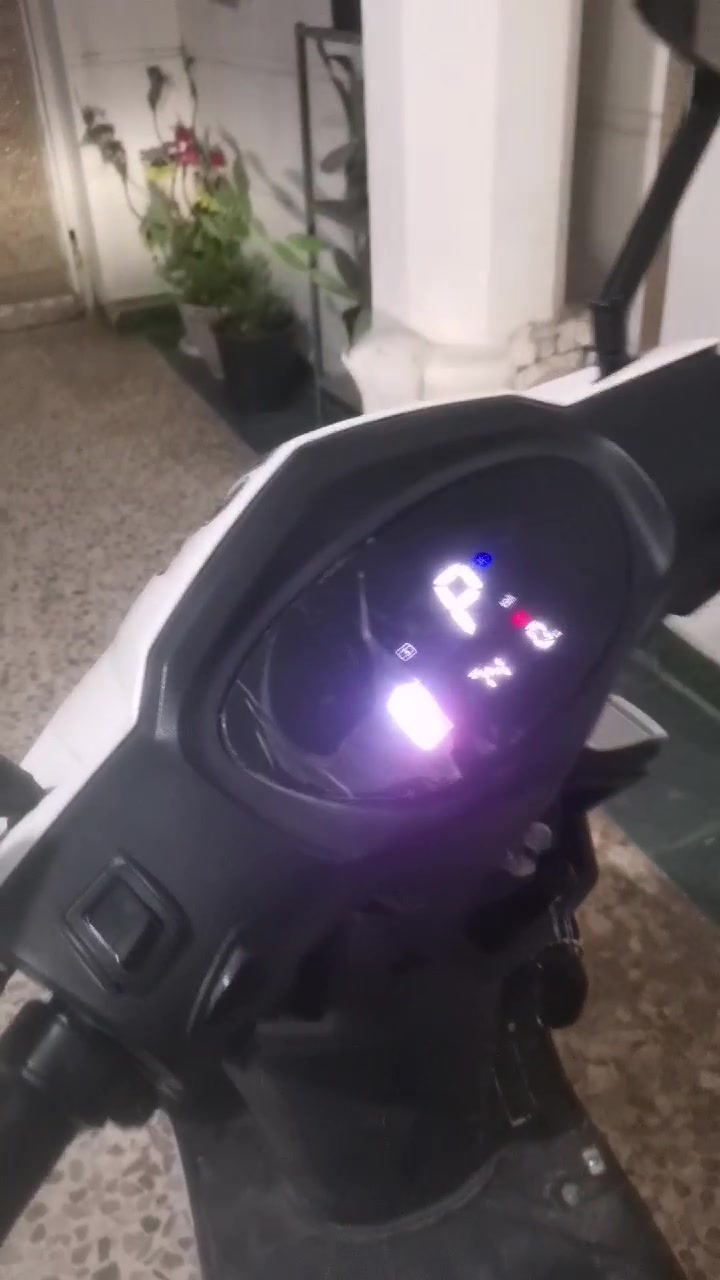دراجه شحن سكنس موديل ٢٠٢٤ مستعمله كهربائيات شغاله لايتات عالي ناصي الدراجه زينه تايرات جديده بريكات امامي خلفي شغالات بطارياتهه. منفوخه ٣ مفنفوخات كلش و٣ مو كلش منفوخات حسب حساب تبدل بطاريات الدراجه بيهه بك ترجع للخلف اشاير يمنه يسره كهربائياهه زينه ٣ سرع سرعهه ٦٥  سعر رايدهه ب١٥٠ الف  فقط قفل سعرهه بصنتين بيهه سويج