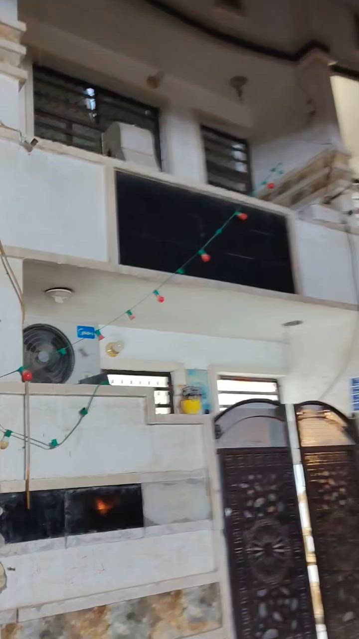 السلام عليكم  بيت للبيع ٥٠ متر واجهه ٤ والنزال ١٢ ونص "زراعي سند ٢٥" 
المكان _ الشعب ٫ الجزائر يم محطة سما بغداد 
يحتوي الطابق الاول  على ( كراج صغير _ خدمات خارجية_ استقبال _ مطبخ بارد _ خدمات داخلية _ مطبخ حار_ غرفة)
يحتوي الطابق الثاني على ( غرفة نوم عدد اثنان) 
يحتوي الطابق الثالث ( بيتونة وسطح امامي وخلفي) 
تبليط ومجاري وكهرباء كامل 
للاستفسار  الاتصال على ***********
