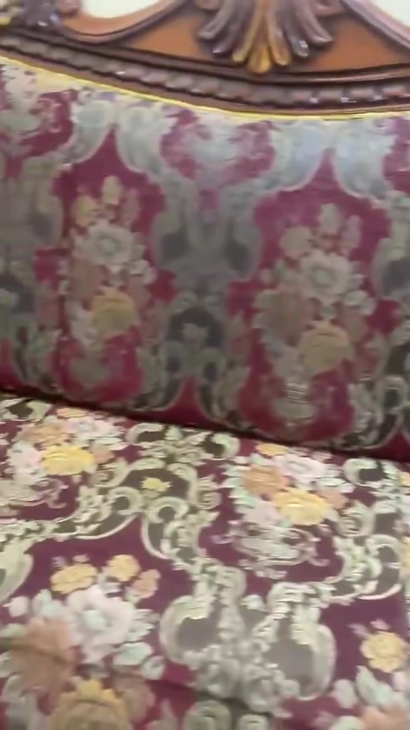 عرض خاص.. تصفيه
للبيع تخم قنفات ملكي 10 مقاعد بحاله جيده 
ومثل مدتشوفون كدامكم كلش حلو ومرتب
بس بسبب للسفر حبيت اصفي

للاستفسار اكثر ***********

