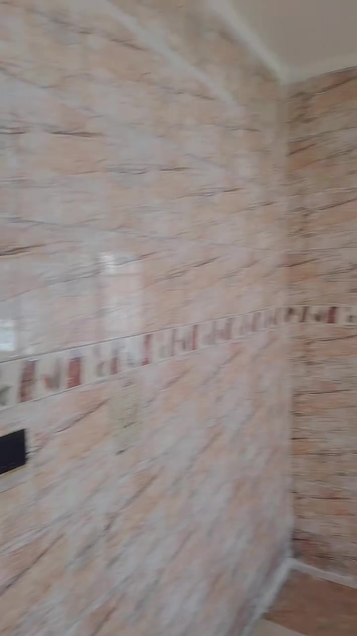 السلام عليكم ورحمة الله وبركاته.
دار للبيع للبيع فقط 🫡 مساحته ١٥٠ م  ركن في المربع الذهبي بقرب الشارع العام. ويحتوي الدار ع غرفتين نوم واسعه المساحه  ومطبخ واستقبال  وحولي الدرج والخدمات. طابق واحد فقط ويحتوي ع صطح واسع جدا   مرمم وجاهز للسكن   الدار في قضاء المحموديه  في حي بدر بقرب الحولي. ودار العافية مقدما ع الي ياخذه . الاستفسار ع الأرقام التالية ***********......***********
