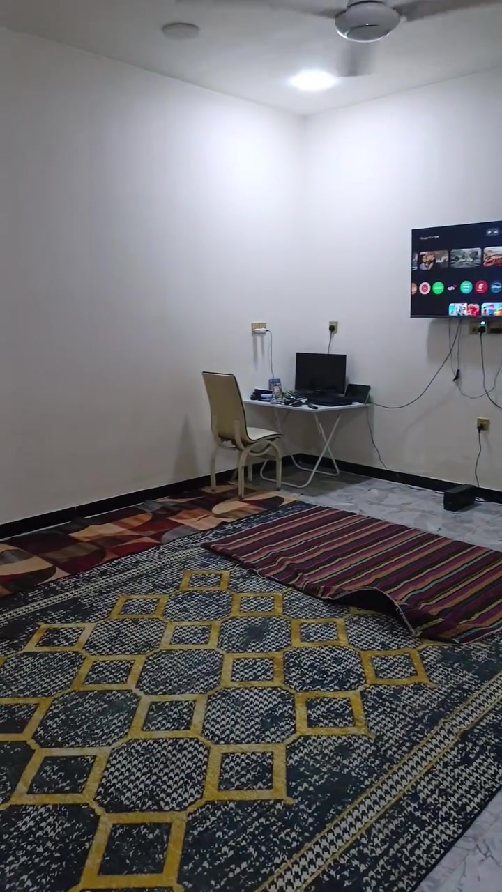 السلام عليكم بيت مساحه 100متر الواجهه 5 نزال 20 بمجمع ارض النخيل الزراعي الأول بمنطقه هور رجب أفضل مجمع حاليا من حيث الماء والكهرباء والتبليط شارع عريض 12متر نظام طابقين كل طابق وحد درج وبابين خارجي يحتوي على البيت على غرفتين مساحة 5*5 وغرفه الخلفيه 5*4.5 ومطبخ هوه حولي كله سيراميك مساحه 4*4.5 كامل نواقص بسيطه حمامات نظام غربي عدد 2 للاستفسار واتساب ***********
