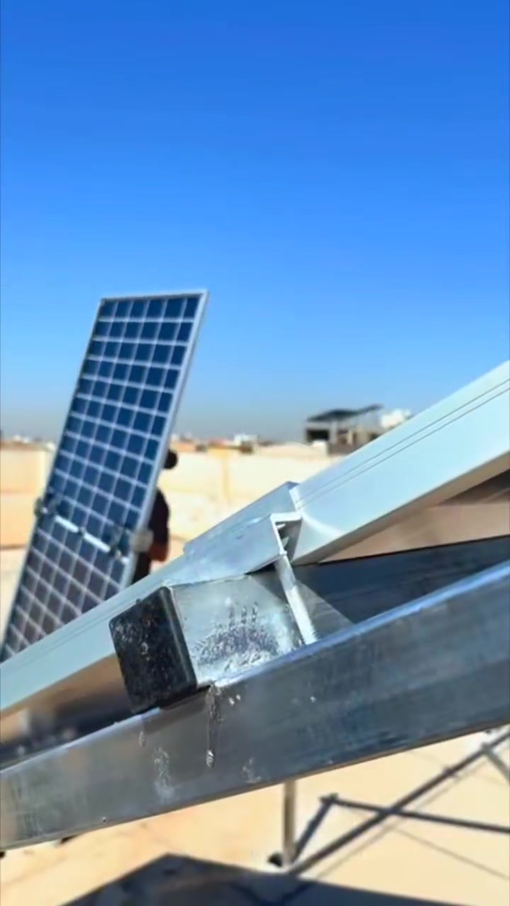 ☀️ جودة تُبنى على الخبرة... وثقة نكسبها في كل مشروع.

🔲 جانب من أعمالنا اليومية في تنفيذ وتجهيز منظومات الطاقة الشمسية بأعلى معايير الجودة والدقة، مع الاهتمام بأدق التفاصيل لضمان أفضل أداء وأطول عمر تشغيلي.

✅ تم بحمد الله إنجاز وتنصيب منظومة طاقة شمسية بقدرة 20 أمبير
📍 لأحد زبائننا في منطقة أم الخيل.

🔧 مكونات المنظومة:
▪️ 10 ألواح LONGi x10 بقدرة 640W للوح الواحد.
▪️ هيكل تثبيت من الحديد المغلون بسماكة 2 ملم لمقاومة العوامل الجوية والصدأ.
▪️ انفيرتر DEYE بقدرة 6kW بكفاءة عالية وإدارة ذكية للطاقة.
▪️ بطارية DEYE سعة 16kWh لتخزين الطاقة وتشغيل مستقر أثناء انقطاع الكهرباء.
▪️ كومباينر حماية ICHYTI لتوفير أعلى مستويات الأمان وحماية المنظومة من الأعطال الكهربائية.

💯 نحرص على استخدام مواد أصلية من مناشئ رصينة، مع تنفيذ احترافي، وفحص كامل للمنظومة قبل التسليم لضمان أعلى كفاءة وأفضل إنتاج للطاقة.

📍الديوانيه _ شارع الكهربائيين
📞***********_***********
