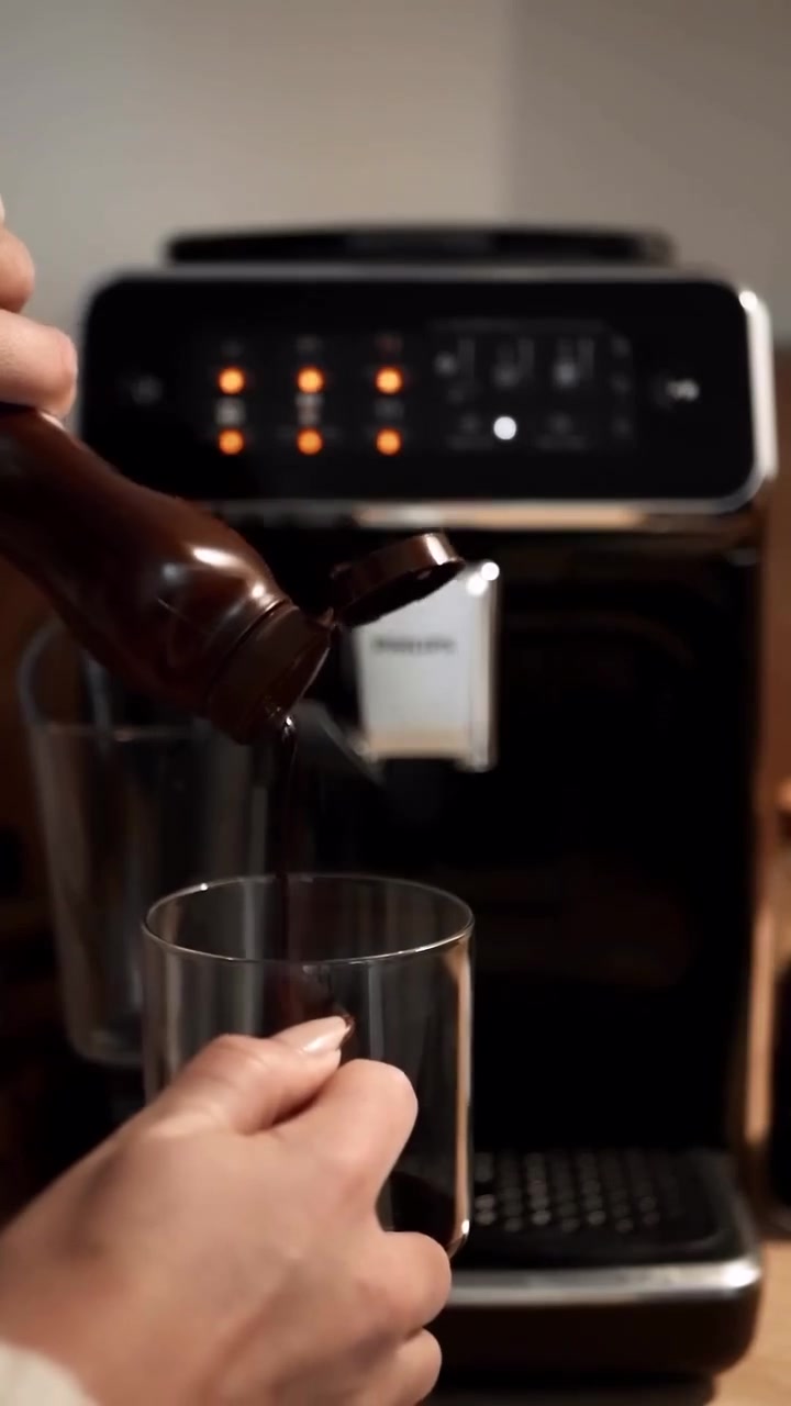 جديد بسعر المستمعل جوا سعر السوك 
المهتم يتواصل واتساب ***********
☕ تحضير إسبريسو وقهوة سوداء بضغطة زر.
🥛 عصا تبخير كلاسيكية لتحضير رغوة حليب ناعمة للكابتشينو واللاتيه.
⚙️ مضخة ضغط 15 بار لاستخلاص مثالي للقهوة.
🌱 مطحنة سيراميك مدمجة مع 12 درجة طحن.
🎛️ شاشة لمس سهلة الاستخدام.
💧 خزان ماء بسعة 1.8 لتر.
🌰 حاوية حبوب قهوة بسعة 275 غرام.
👥 تحضير كوب أو كوبين في نفس الوقت.
🧼 أجزاء قابلة للفك والغسل لسهولة التنظيف.
💎 فلتر AquaClean لتقليل الترسبات وإطالة عمر الماكينة. �
Philips +١
📦 مناسبة للمنزل، المكاتب، والكافيهات الصغيرة.
